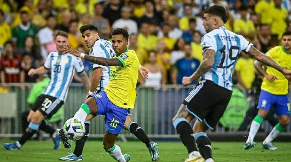 Jogando em casa, Brasil perde para Argentina e atinge terceira derrota seguida nas Eliminatórias
