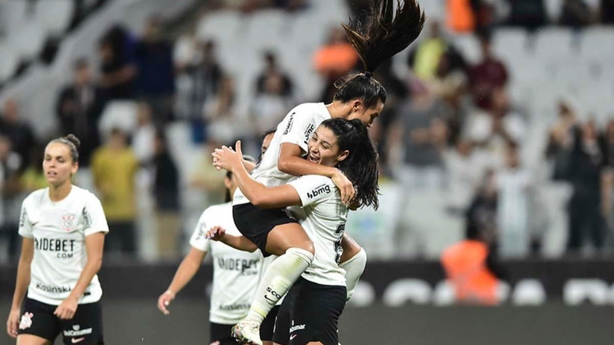 Corinthians derrota o Inter e dispara no Brasileirão Feminino