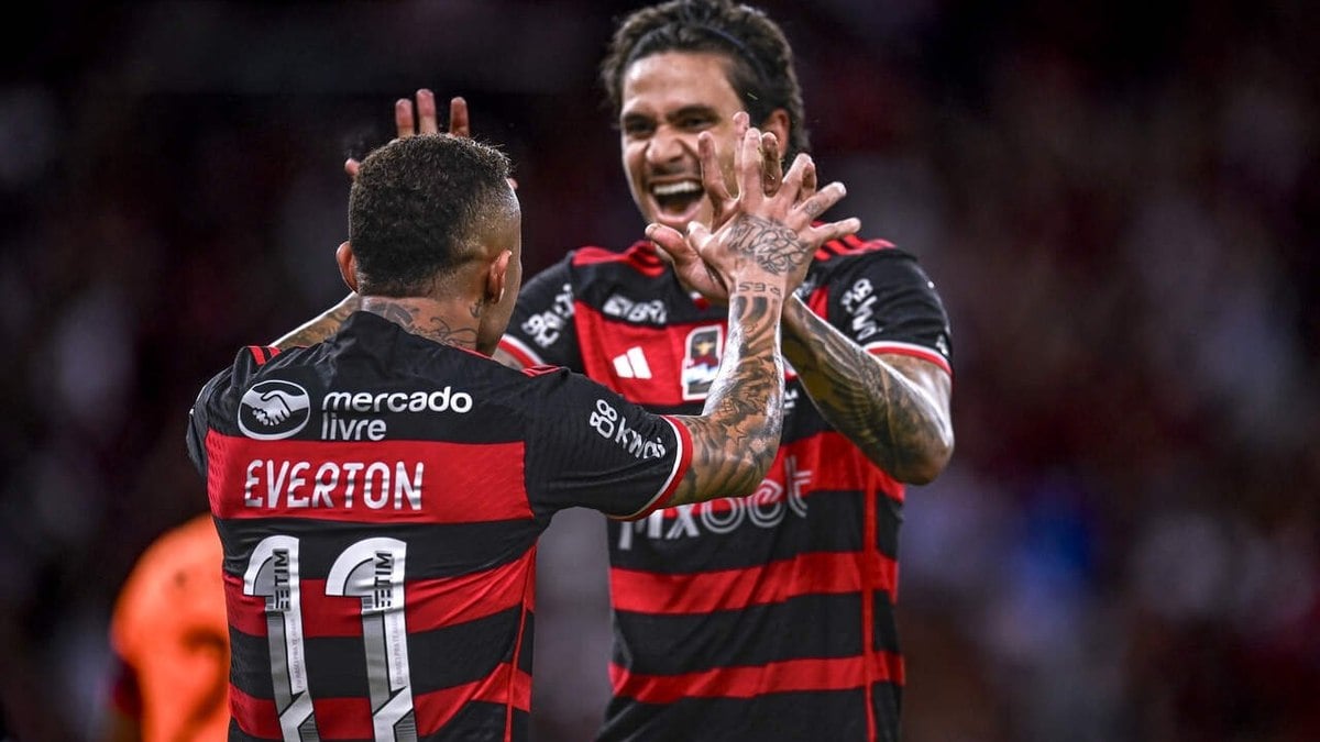 Flamengo põe mão na taça. Mas irrita muito Flamengo põe mão na taça. Mas irrita muito