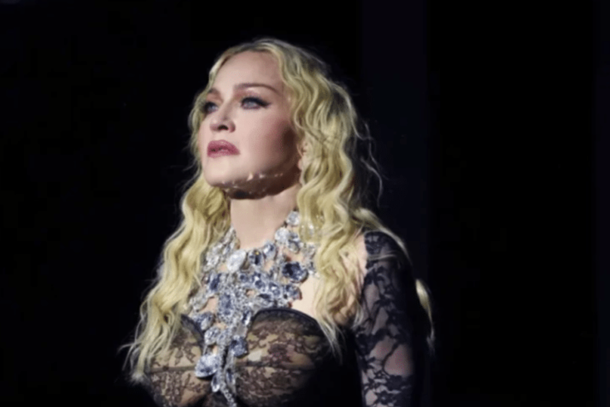 Gafe: Madonna dá bronca em homem que via seu show sentado e depois percebe que ele é cadeirante