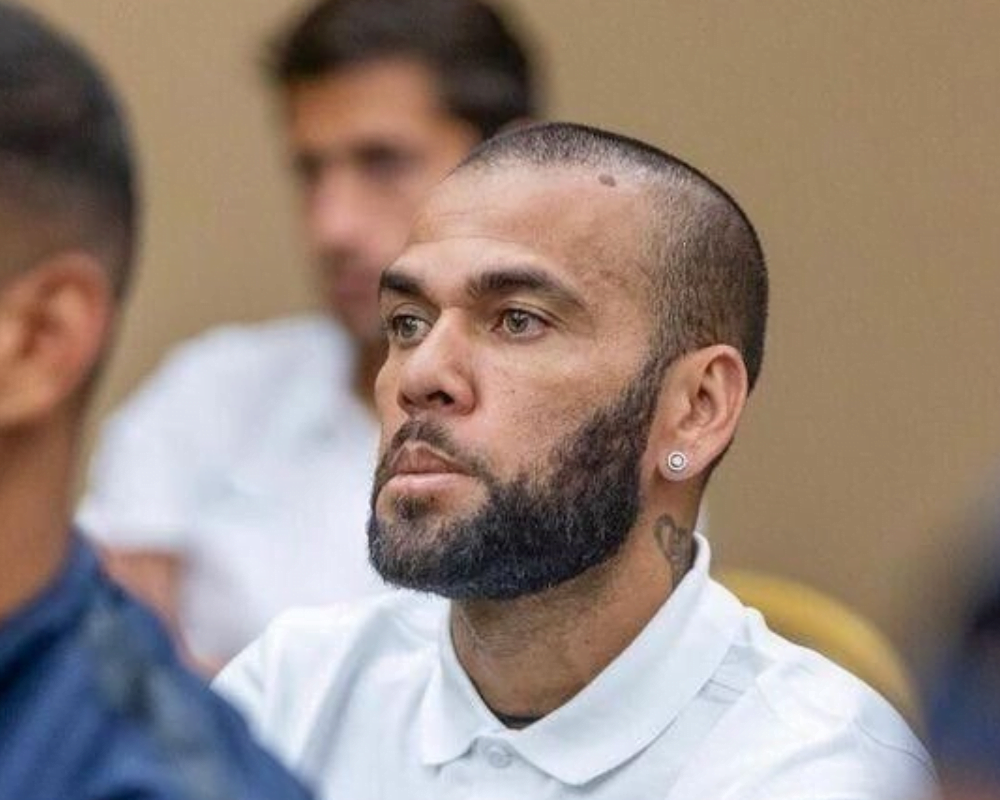 Daniel Alves recebe liberdade provisória após pagar fiança de R$ 5,4 milhões Daniel Alves recebe liberdade provisória após pagar fiança de R$ 5,4 milhões