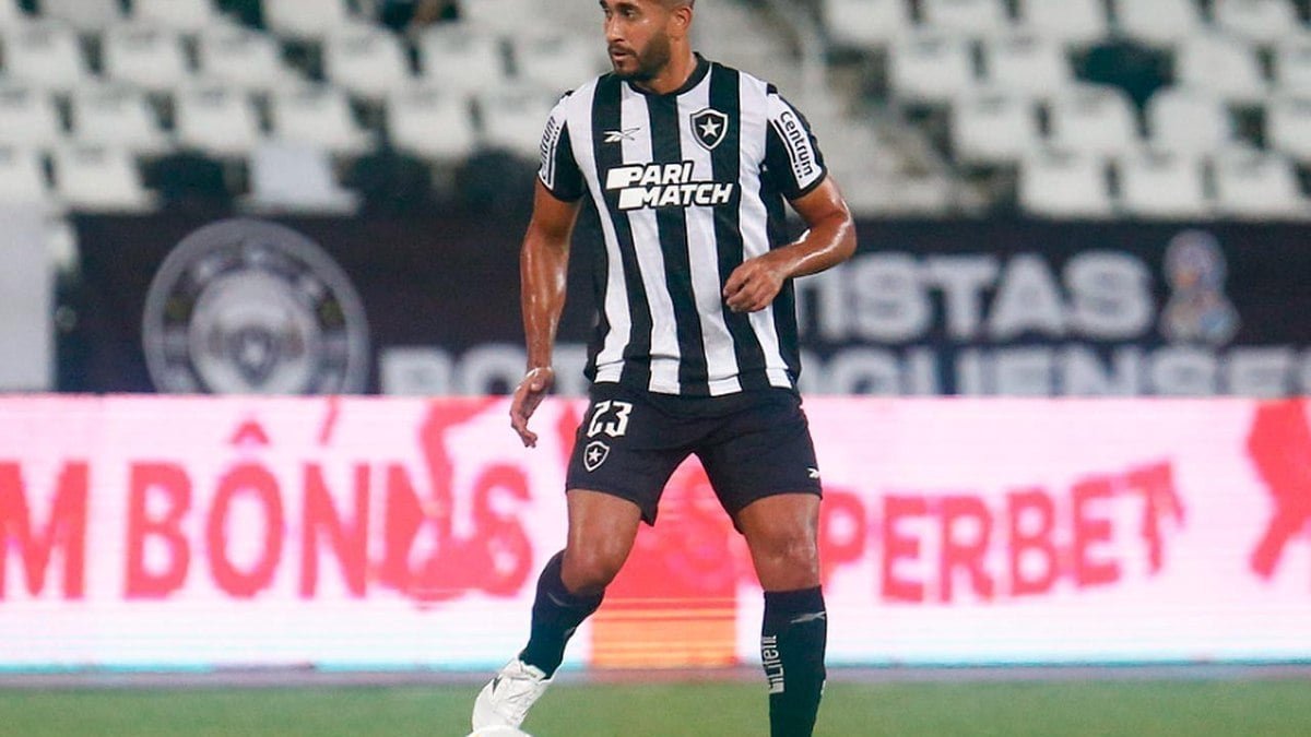 Pablo estreia pelo Botafogo, mas deixa campo com problema na coxa esquerda