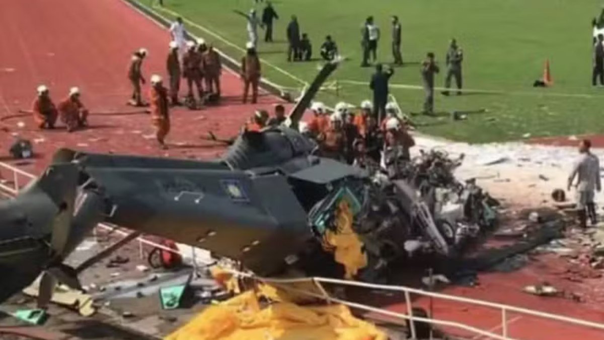 Dez pessoas morrem em colisão de helicópteros na Malásia; veja o vídeo