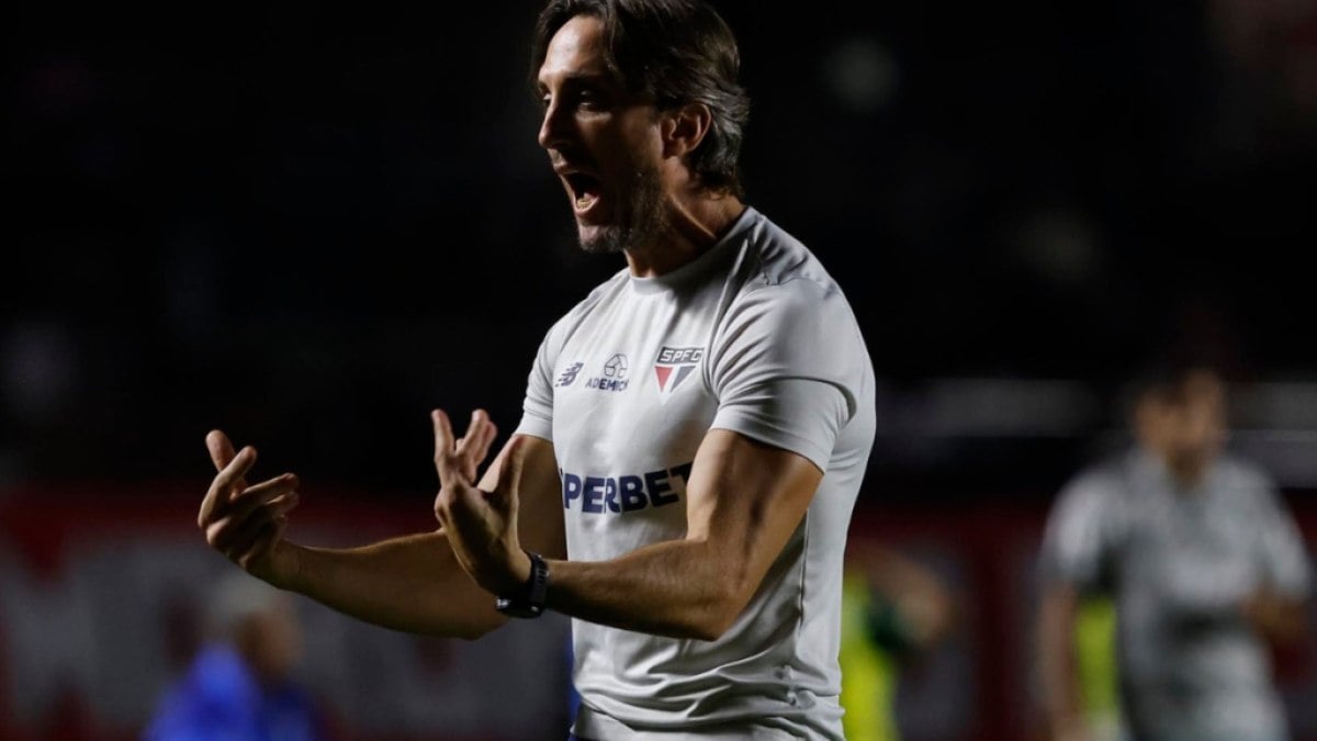 Após empate em clássico, Zubeldía elogia torcida e ressalta interesse de jogadores: “Dispostos a trabalhar” Após empate em clássico, Zubeldía elogia torcida e ressalta interesse de jogadores: “Dispostos a trabalhar”