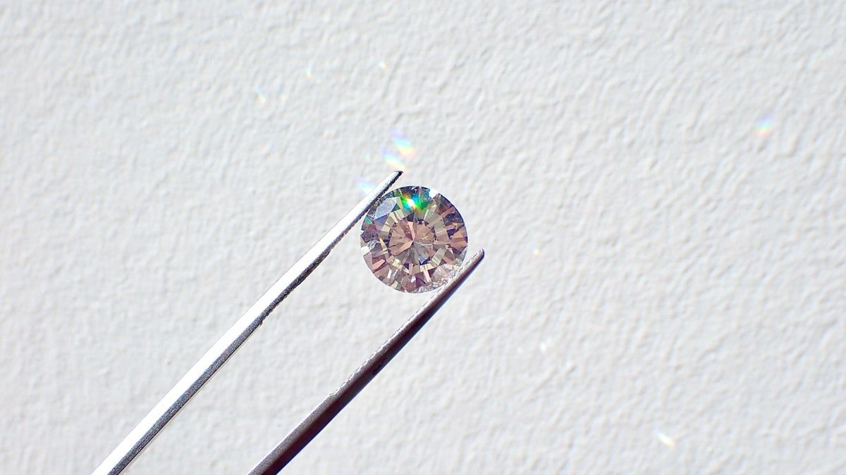 Diamantes de mina da Angola são vendidos por R$ 53 milhões em leilão Diamantes de mina da Angola são vendidos por R$ 53 milhões em leilão