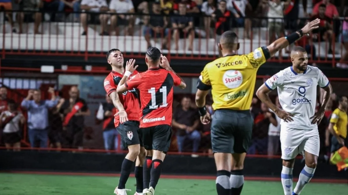Luiz Fernando, artilheiro do Goianão, celebra título do estadual