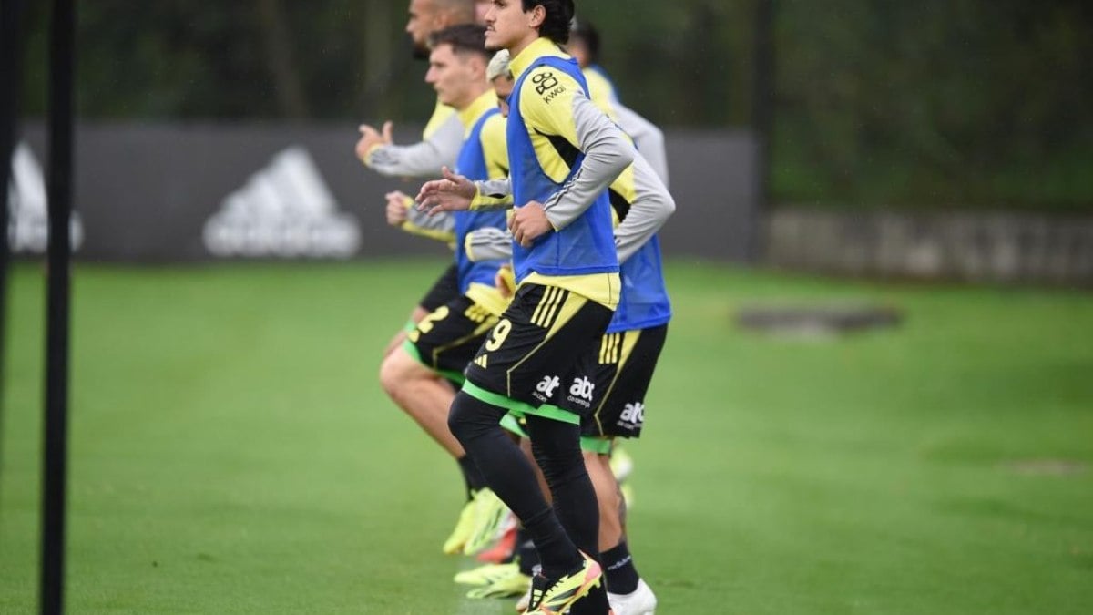 Sob chuva e frio, Flamengo finaliza preparação para a estreia na Libertadores Sob chuva e frio, Flamengo finaliza preparação para a estreia na Libertadores