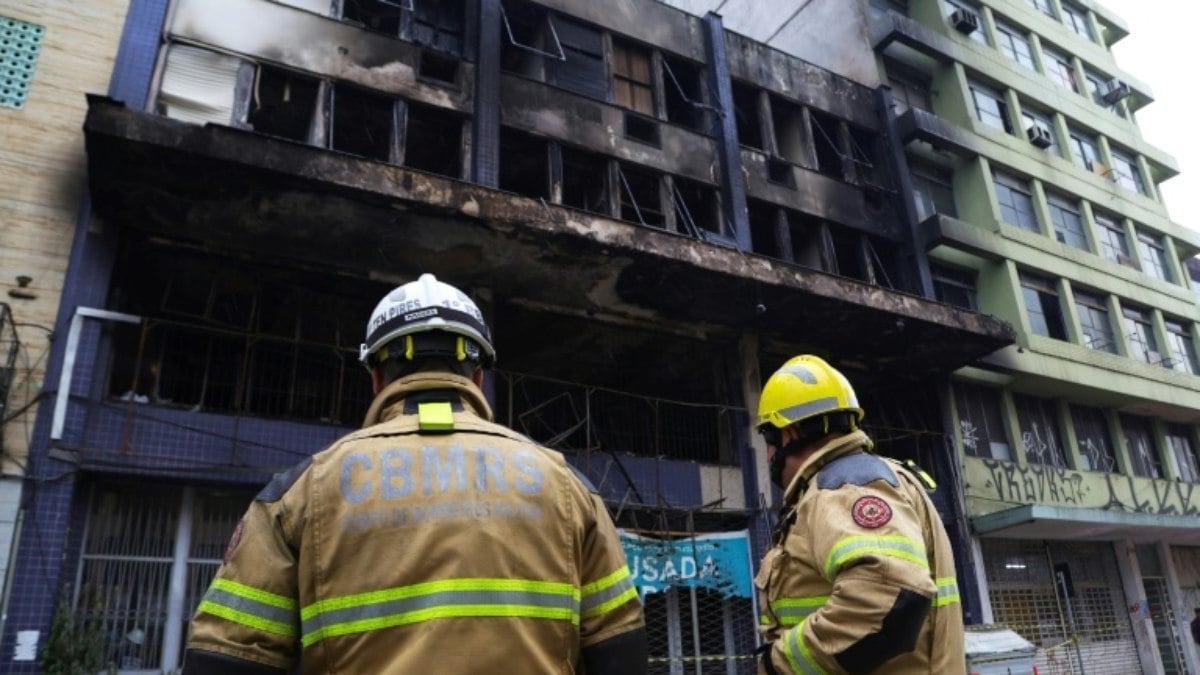 Incêndio em abrigo deixa 10 mortos em Porto Alegre Incêndio em abrigo deixa 10 mortos em Porto Alegre