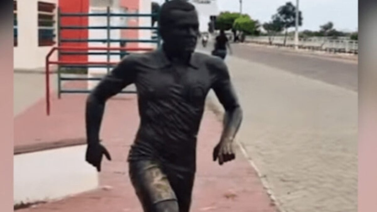 Estátua de Daniel Alves é retirada pela prefeitura de Juazeiro-BA Estátua de Daniel Alves é retirada pela prefeitura de Juazeiro-BA