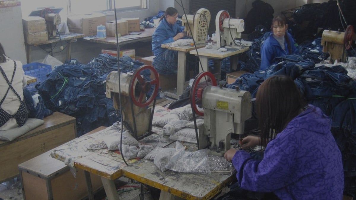 O custo invisível do trabalho de marcas de roupas famosas na Tailândia O custo invisível do trabalho de marcas de roupas famosas na Tailândia