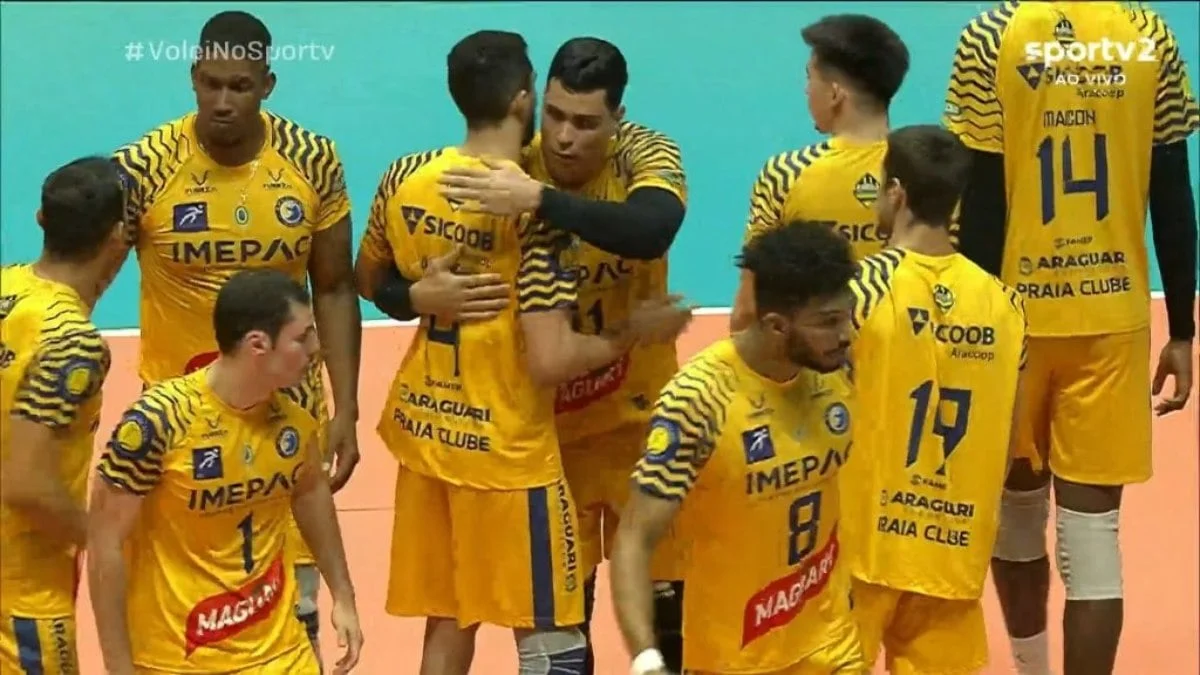 Araguari vence Sesi Bauru e decide vaga na semifinal em casa