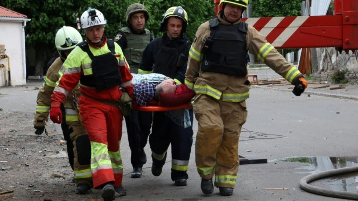 Ataques deixam oito mortos na Ucrânia, que afirma ter derrubado bombardeiro russo