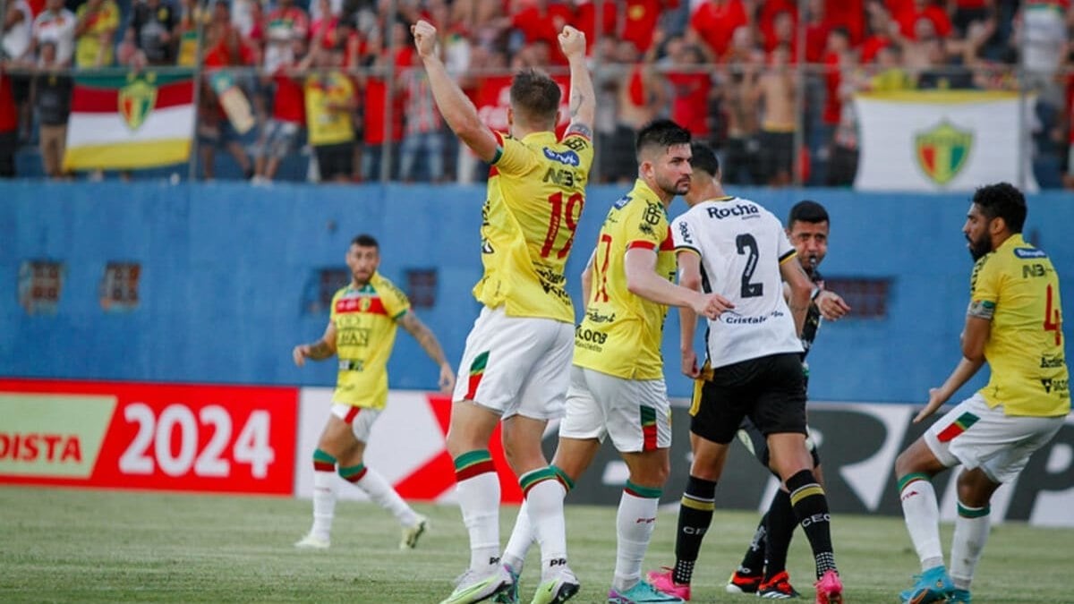 Mirassol perde pênalti, Brusque vence na estreia e vai à liderança da Série B Mirassol perde pênalti, Brusque vence na estreia e vai à liderança da Série B