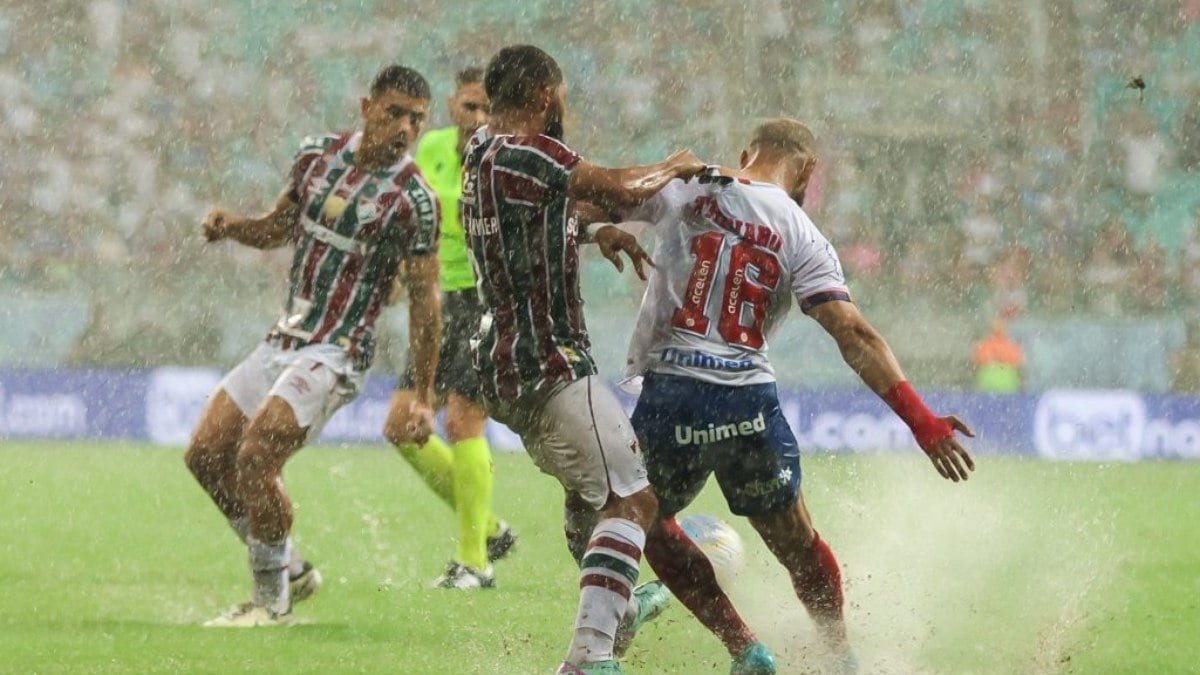 Com direito a paralisação por causa da chuva, Bahia vence Fluminense pelo Brasileiro