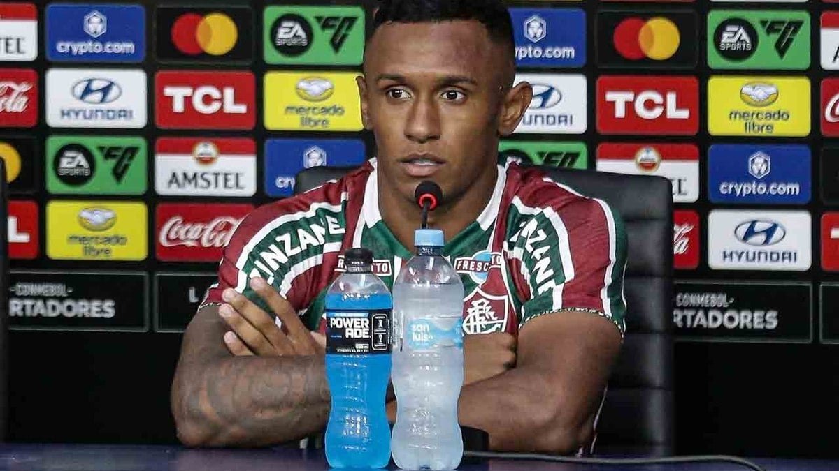 Marquinhos ‘fura fila’ no Fluminense e recebe elogios de Fernando Diniz