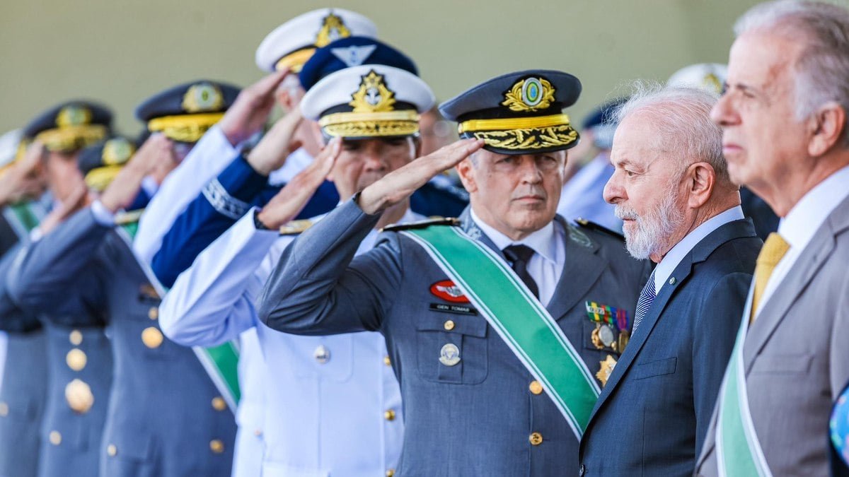 Ao lado de Lula, chefe do Exército reforça ‘caros ideais democráticos’