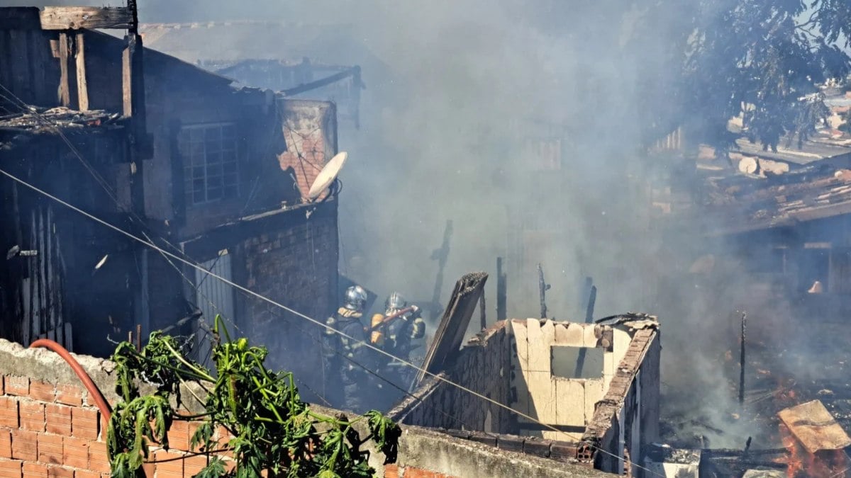 Incêndio destrói casas, desabriga famílias e deixa uma pessoa ferida Incêndio destrói casas, desabriga famílias e deixa uma pessoa ferida