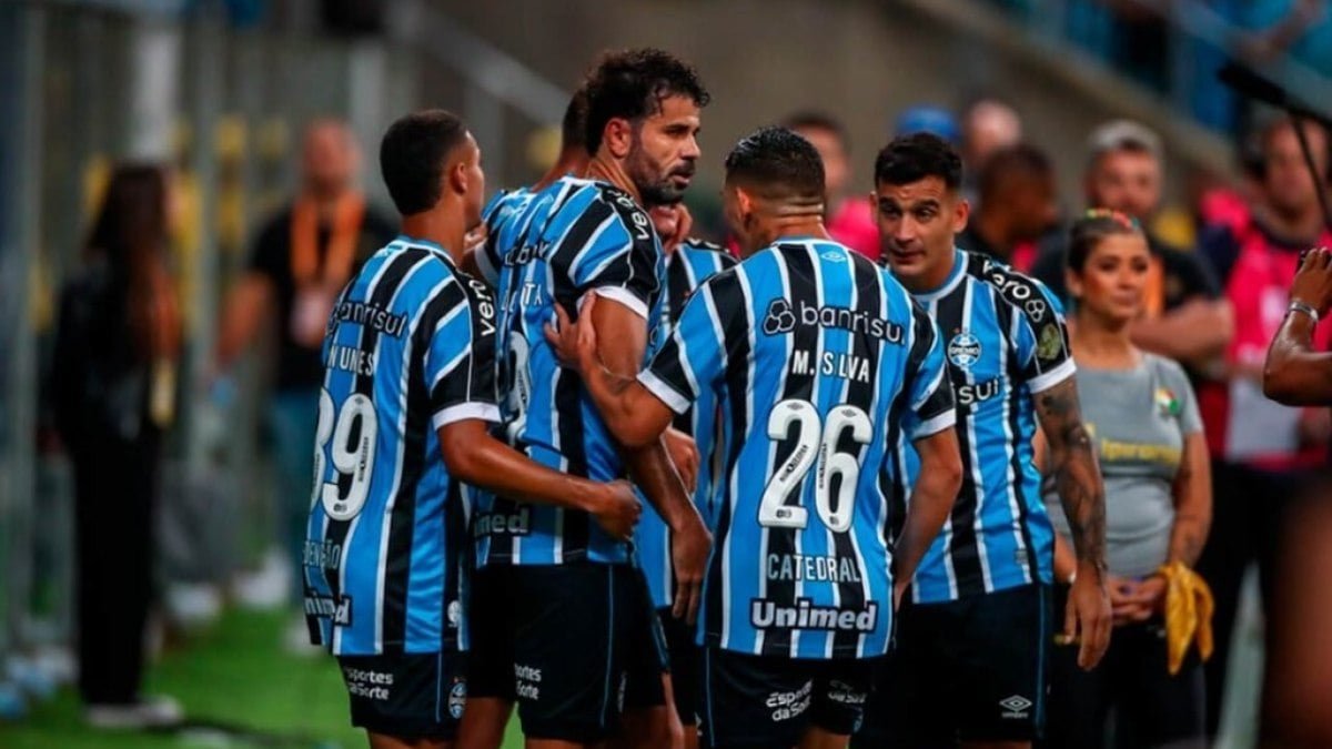 Com a taça, Grêmio não esquece rival: ‘Tem gente que esqueceu’