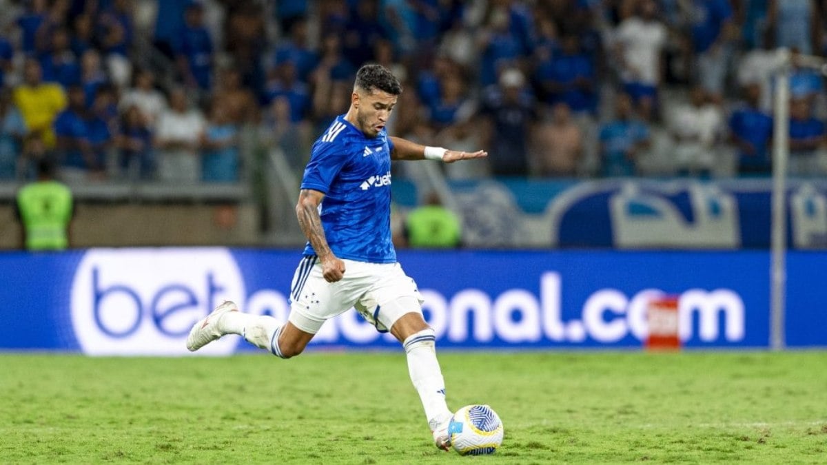 William é destaque em participações em gols entre laterais-direitos no ano William é destaque em participações em gols entre laterais-direitos no ano