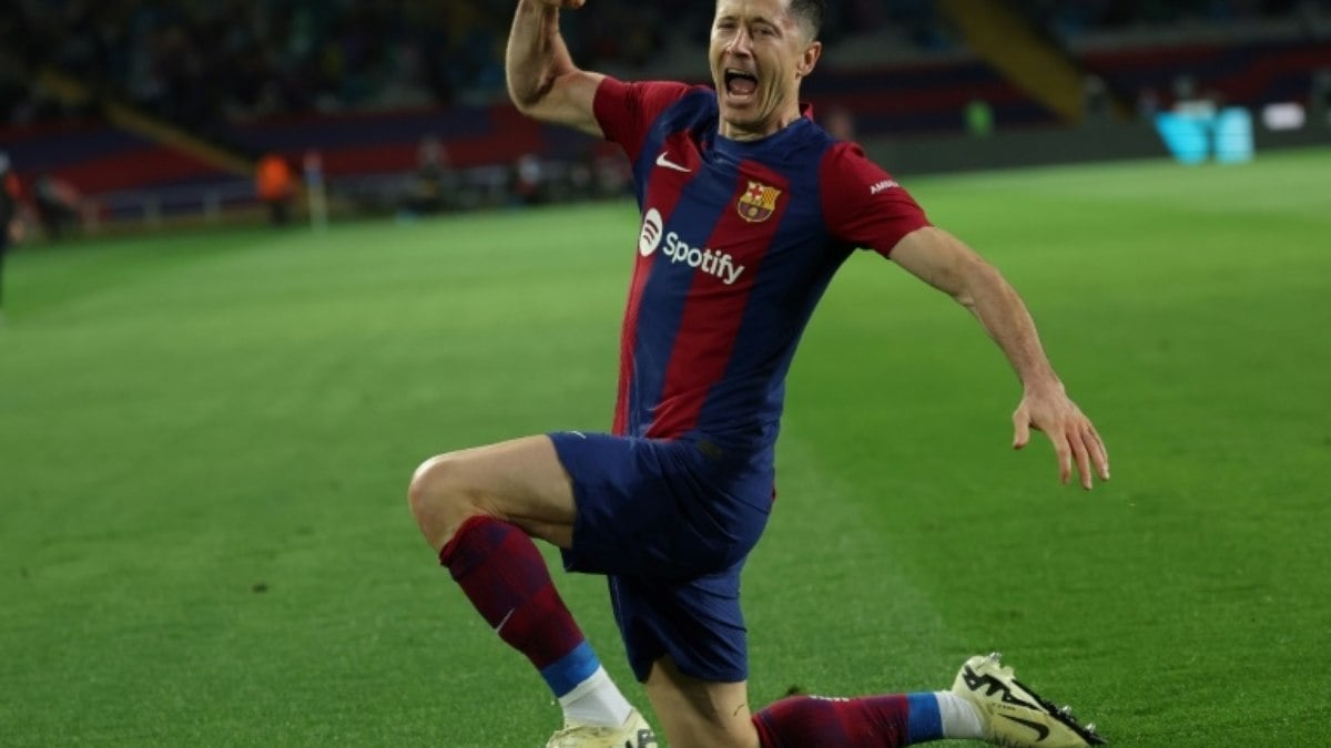 Com três de Lewandowski, Barça vence Valencia e retoma 2º lugar na LaLiga Com três de Lewandowski, Barça vence Valencia e retoma 2º lugar na LaLiga