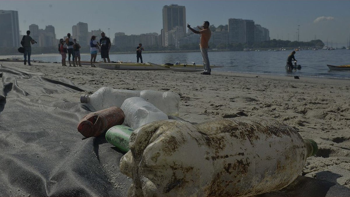 Os desafios da reciclagem para reduzir tsunami de plástico nos oceanos