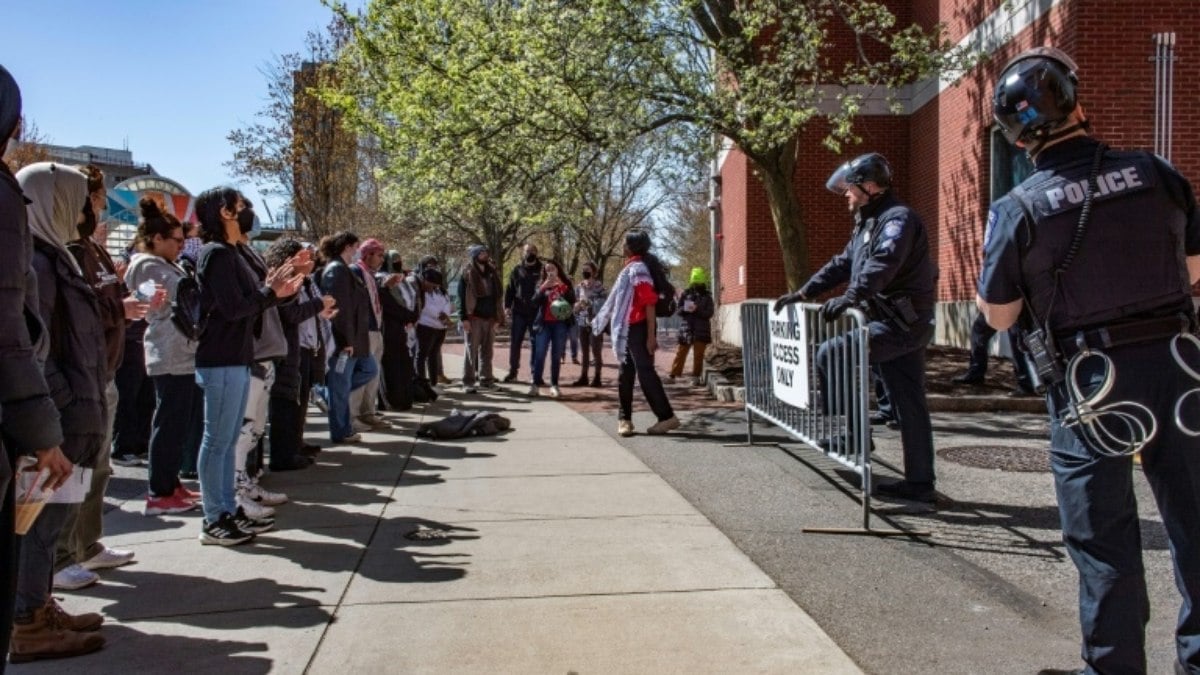 Casa Branca pede protestos pacíficos após centenas de prisões em universidades Casa Branca pede protestos pacíficos após centenas de prisões em universidades