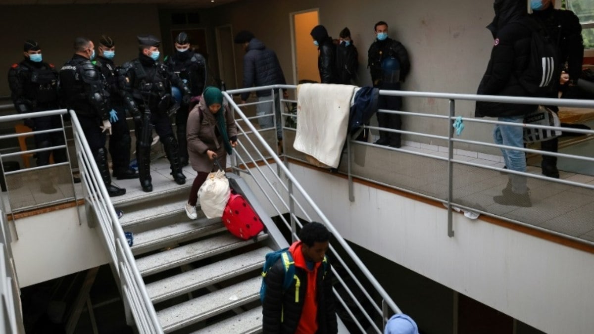 Centenas de migrantes expulsos de edifício abandonado nos arredores de Paris Centenas de migrantes expulsos de edifício abandonado nos arredores de Paris