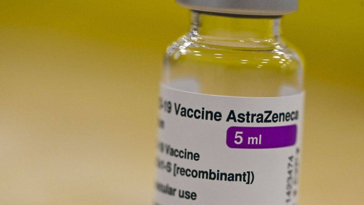 AstraZeneca admite ‘efeito colateral raro’ na vacina contra a covid AstraZeneca admite ‘efeito colateral raro’ na vacina contra a covid