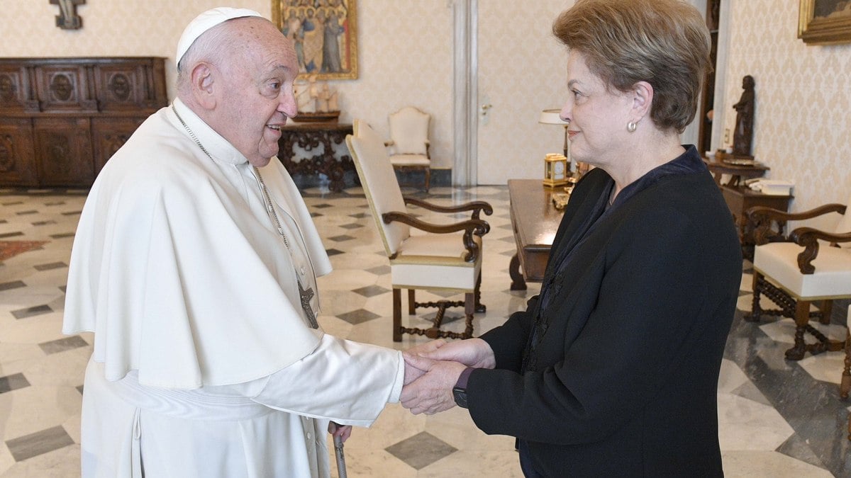 Papa Francisco recebe Dilma Rousseff no Vaticano neste sábado (27) Papa Francisco recebe Dilma Rousseff no Vaticano neste sábado (27)