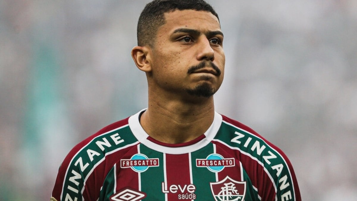 No Paraguai, André deixa estádio de muletas e preocupa Fluminense No Paraguai, André deixa estádio de muletas e preocupa Fluminense