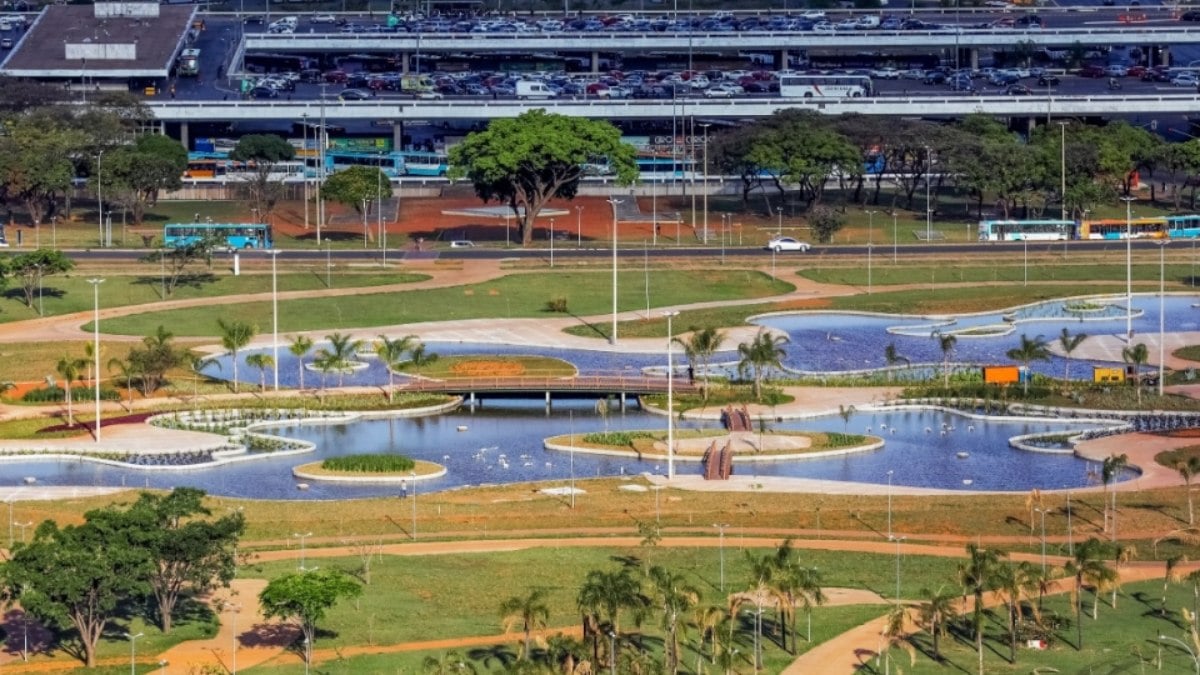 Esculturas de Amilcar de Castro transformam Jardim Burle Marx Esculturas de Amilcar de Castro transformam Jardim Burle Marx