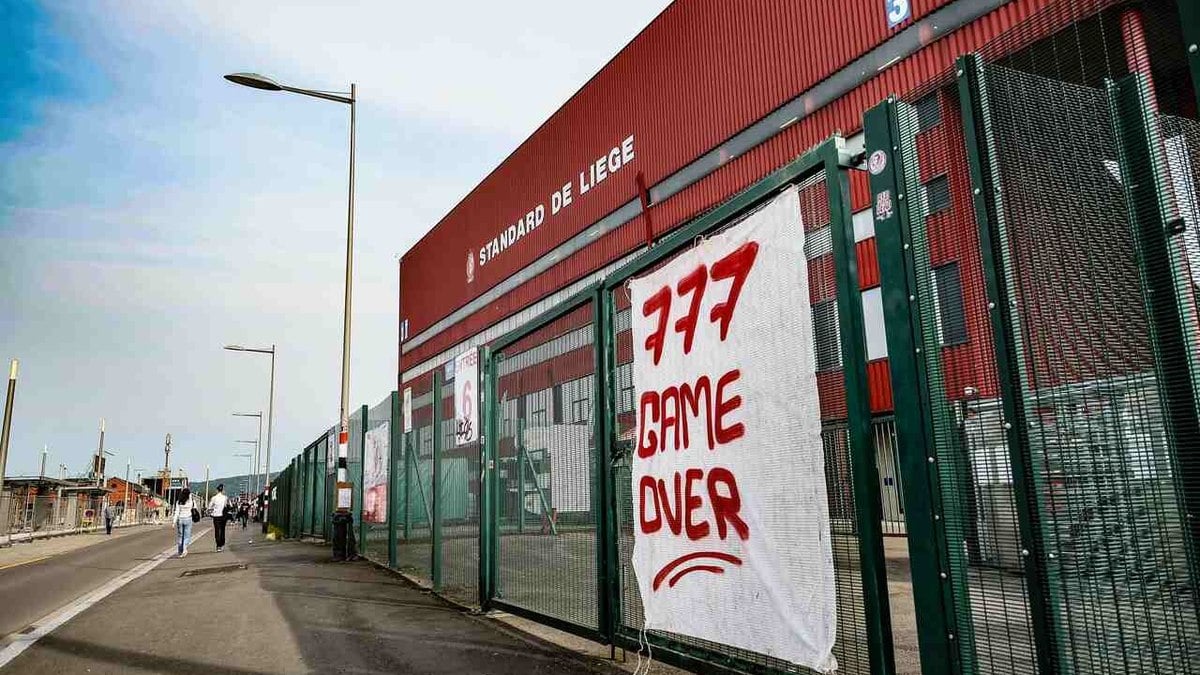 Protesto de torcedores contra a 777 adia partida do Standard Liege, na Bélgica Protesto de torcedores contra a 777 adia partida do Standard Liege, na Bélgica