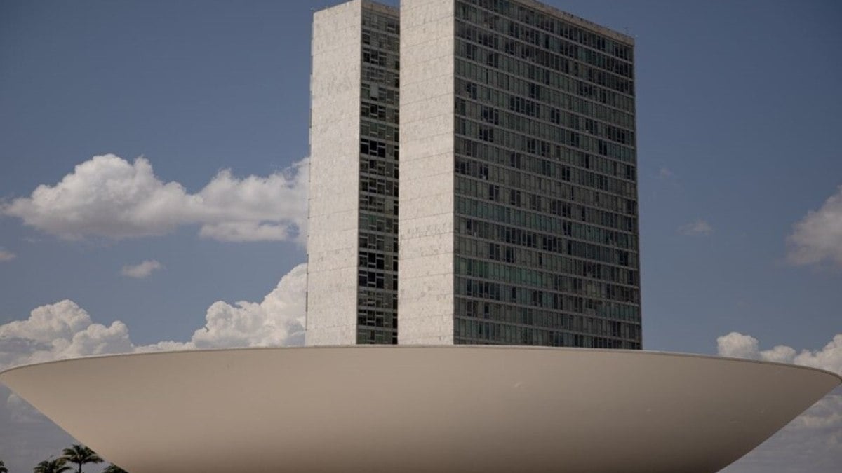 Congresso derruba veto e restringe “saidinha” de presos apenas para estudo Congresso derruba veto e restringe “saidinha” de presos apenas para estudo