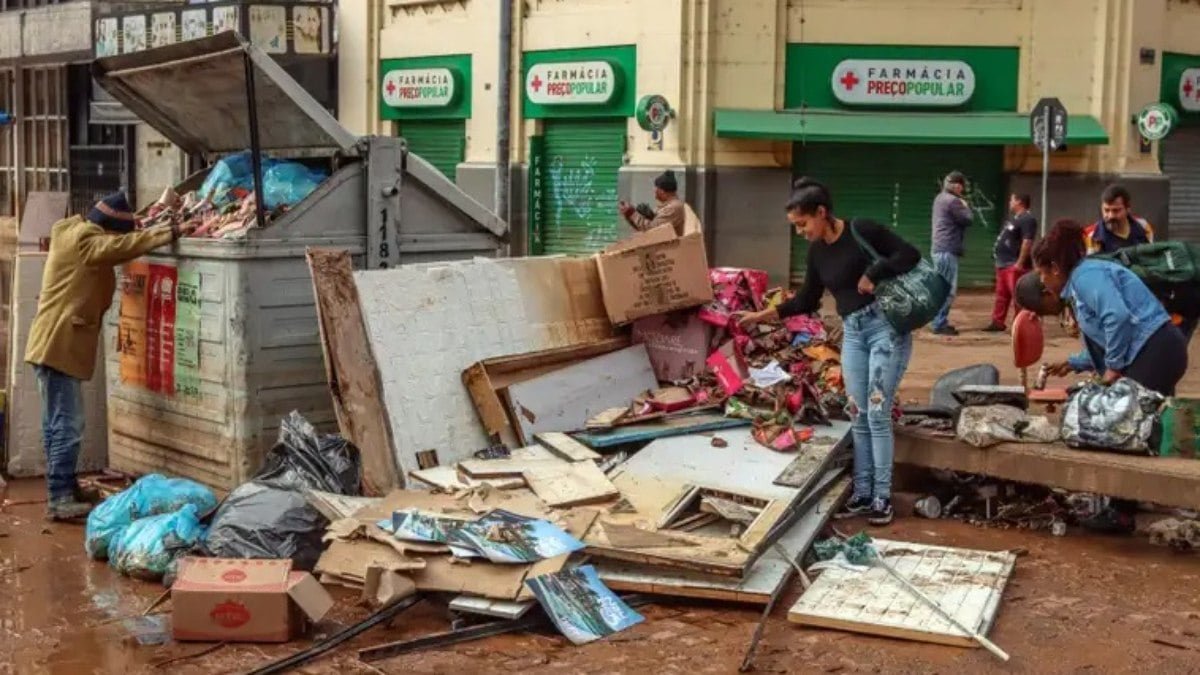 em meio à destruição, comerciantes levam dias para limpar lojas
