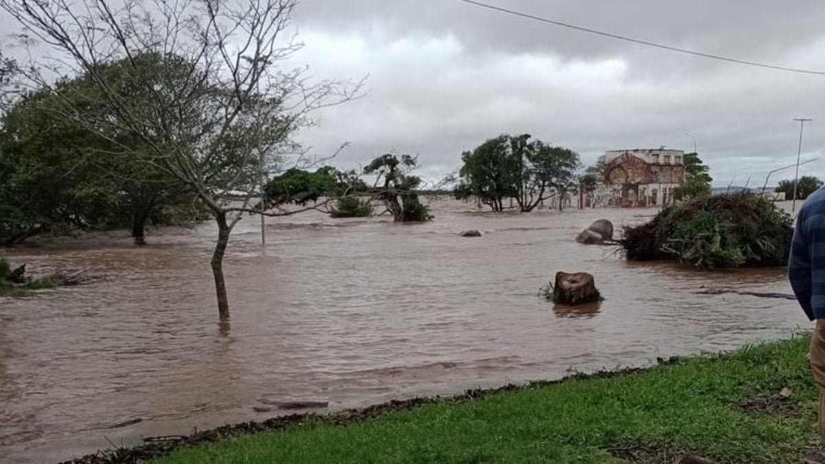 Rio Guaíba atinge cheia recorde e água ameaça proteção em Porto Alegre Rio Guaíba atinge cheia recorde e água ameaça proteção em Porto Alegre