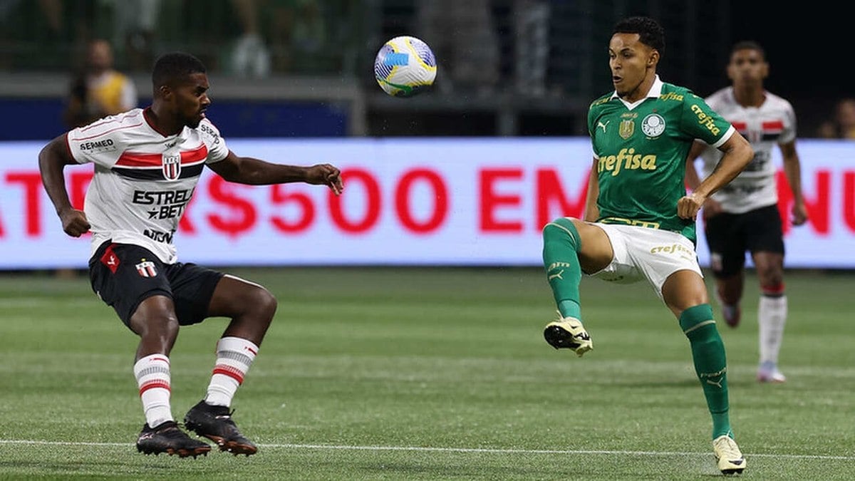 Abel Ferreira contesta linhas do VAR em gol anulado do Palmeiras Abel Ferreira contesta linhas do VAR em gol anulado do Palmeiras