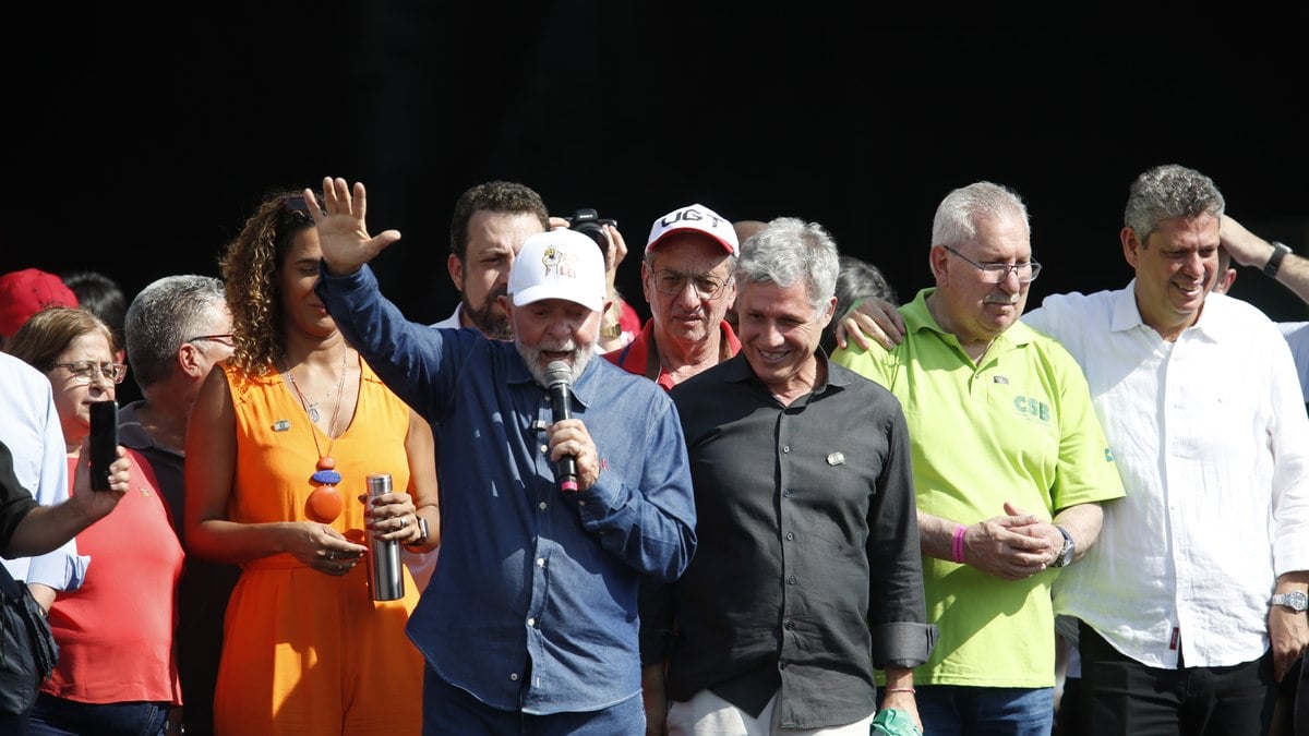 Lula aprova isenção do IR para quem ganha até 2 salários mínimos Lula aprova isenção do IR para quem ganha até 2 salários mínimos