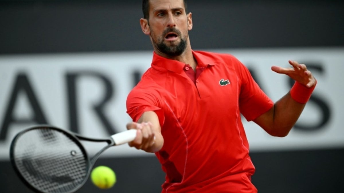 Djokovic surge de capacete após levar garrafada: ‘Hoje vim preparado’ Djokovic surge de capacete após levar garrafada: ‘Hoje vim preparado’