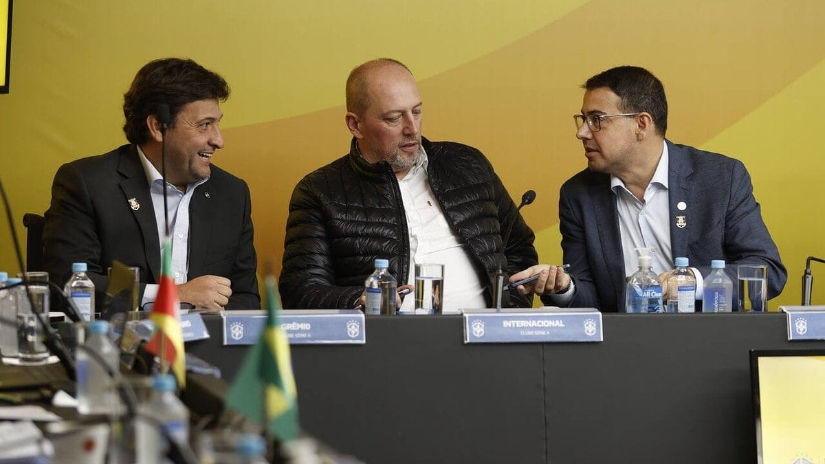 Presidente do Inter deixa reunião na CBF com bolas para treinos Presidente do Inter deixa reunião na CBF com bolas para treinos