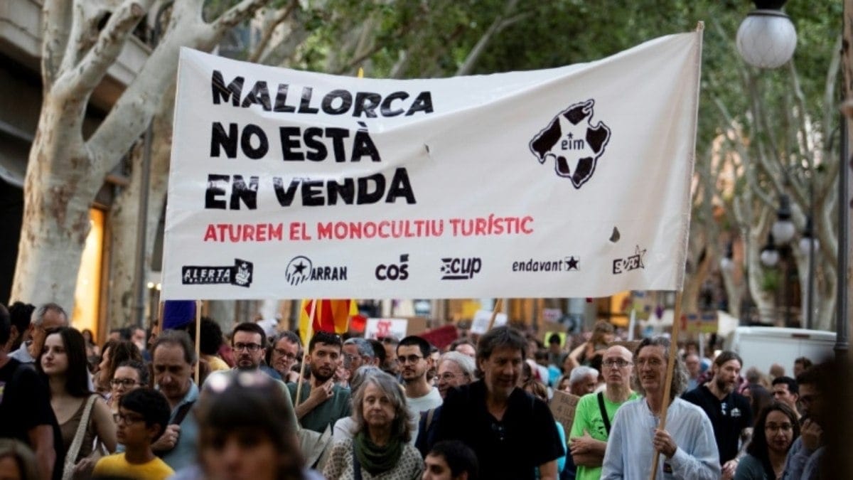 Milhares protestam contra excesso de turistas em Mallorca, Espanha Milhares protestam contra excesso de turistas em Mallorca, Espanha