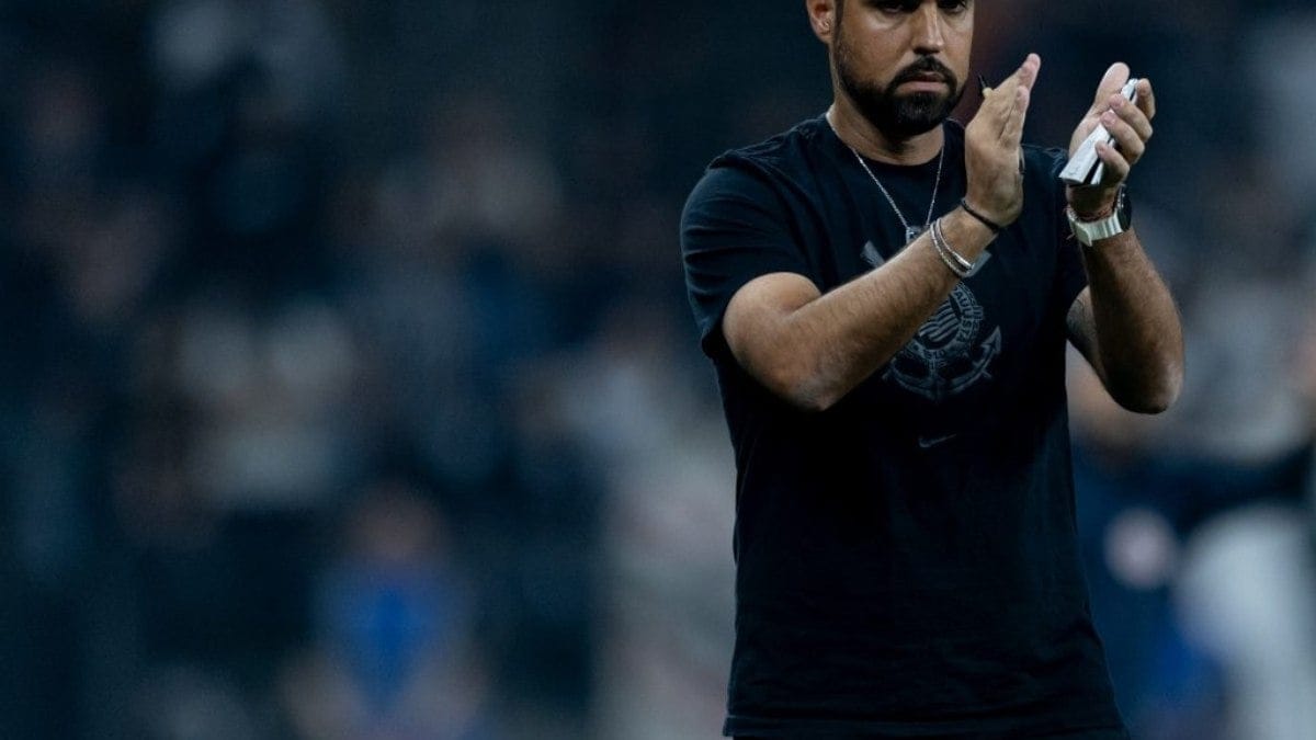 António Oliveira celebra classificação do Corinthians na Copa do Brasil António Oliveira celebra classificação do Corinthians na Copa do Brasil