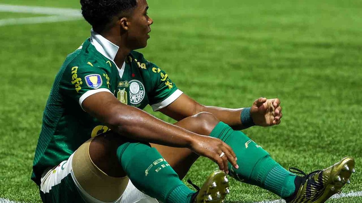 Endrick sente a coxa e vira preocupação no Palmeiras Endrick sente a coxa e vira preocupação no Palmeiras