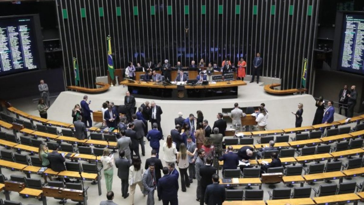 Congresso derruba veto de Lula e libera bilhões para emendas Congresso derruba veto de Lula e libera bilhões para emendas