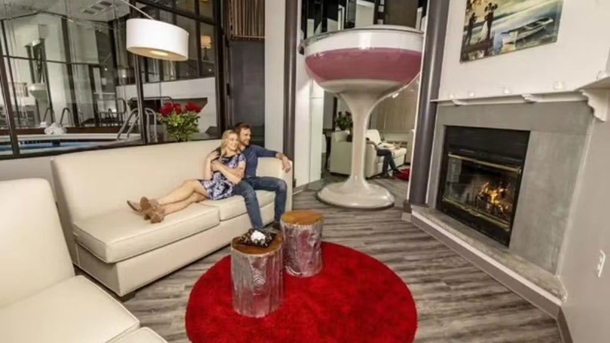 Hotel famoso com banheira de taça de champagne fecha após 48 anos Hotel famoso com banheira de taça de champagne fecha após 48 anos