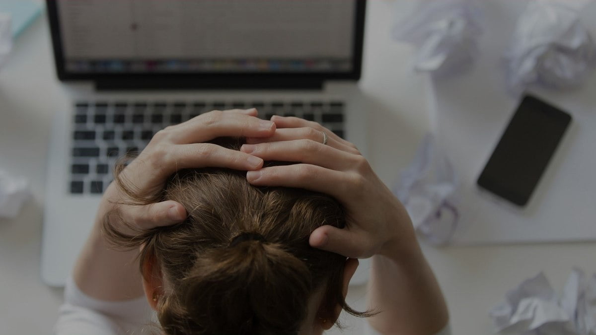 “Todo dia eu acordava querendo chorar e morrer, menos voltar ao trabalho” “Todo dia eu acordava querendo chorar e morrer, menos voltar ao trabalho”