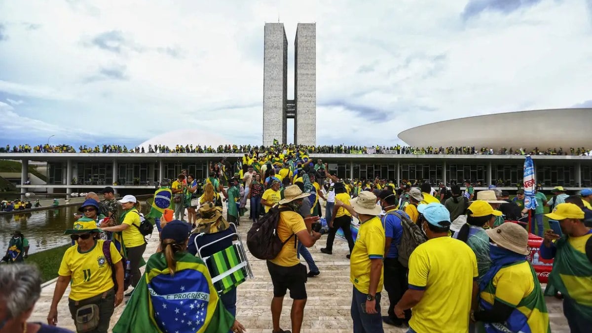 Condenados do 8 de janeiro destroem tornozeleiras e fogem do país Condenados do 8 de janeiro destroem tornozeleiras e fogem do país