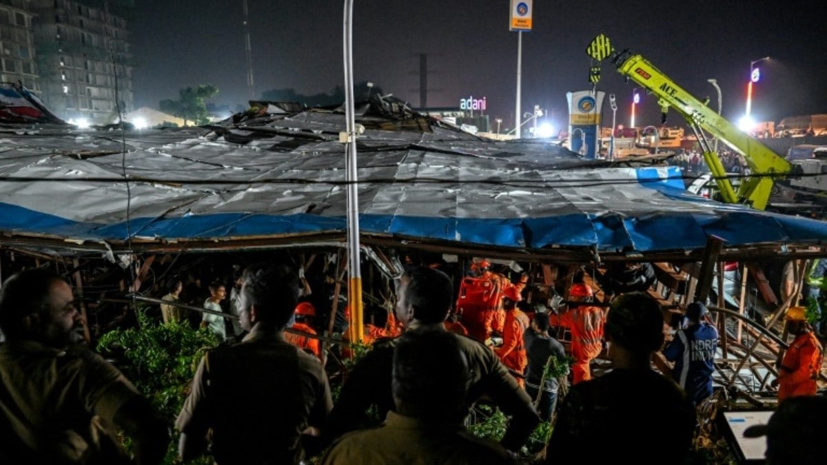 Queda de outdoor na Índia deixa 12 mortos e 60 feridos Queda de outdoor na Índia deixa 12 mortos e 60 feridos