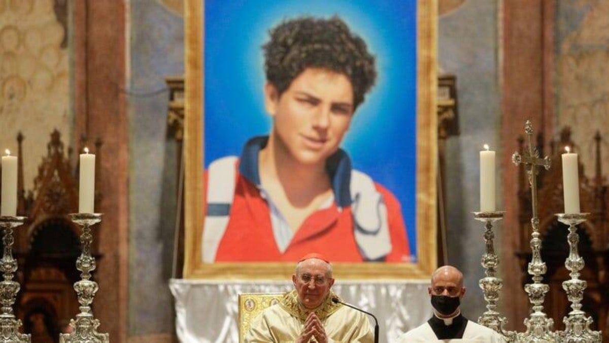 Após milagre, túmulo do ‘influenciador de Deus’ é visitado por fiéis Após milagre, túmulo do ‘influenciador de Deus’ é visitado por fiéis