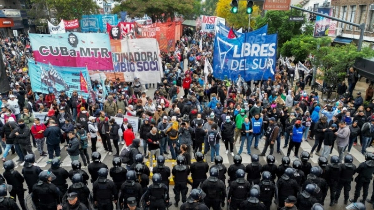Protestos na Argentina pedem envio de alimentos para cozinhas comunitárias Protestos na Argentina pedem envio de alimentos para cozinhas comunitárias