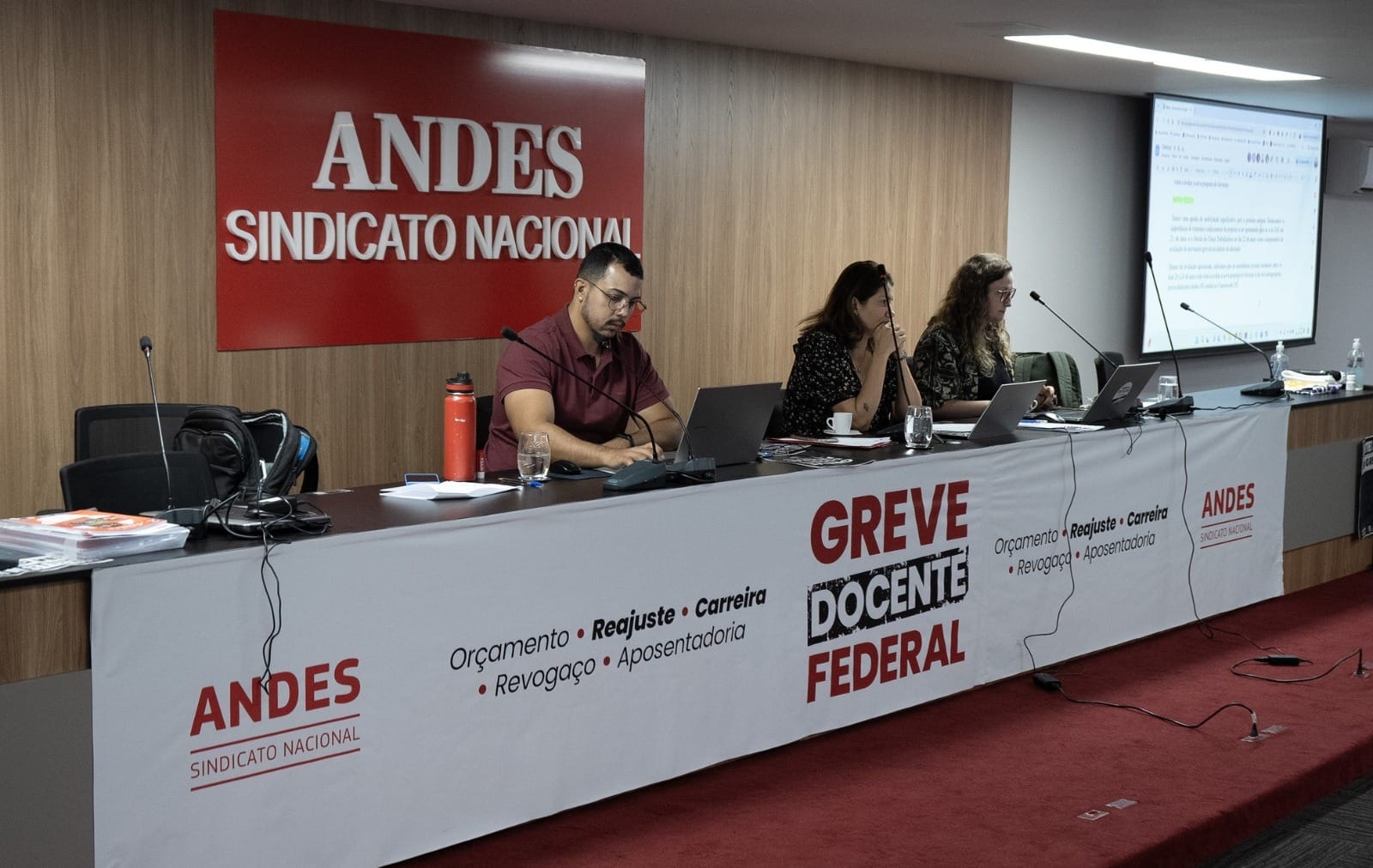Universidades e institutos federais mantêm greve; UFG decide neste sábado Universidades e institutos federais mantêm greve; UFG decide neste sábado